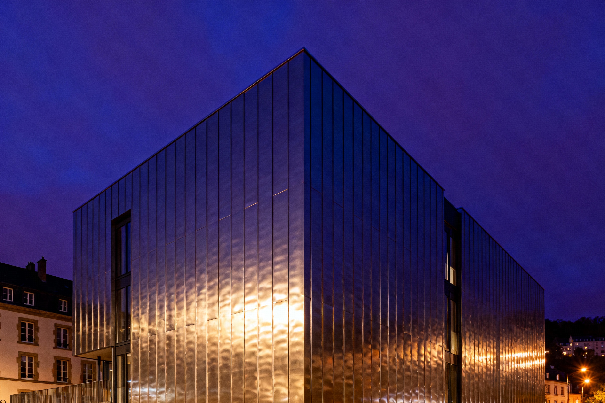 Vue nocturne du bardage métallique