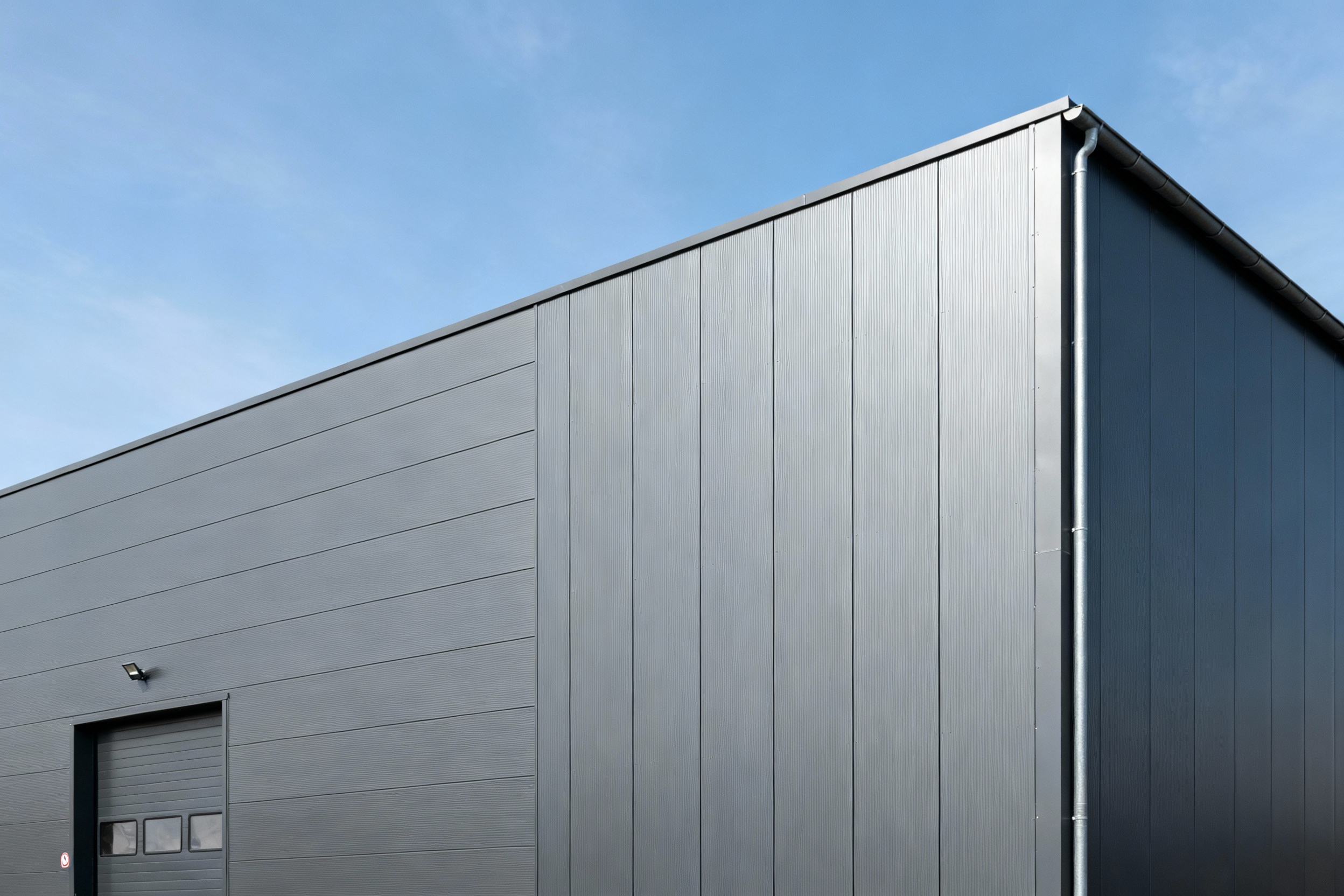 Bâtiment industriel avec bardage métallique