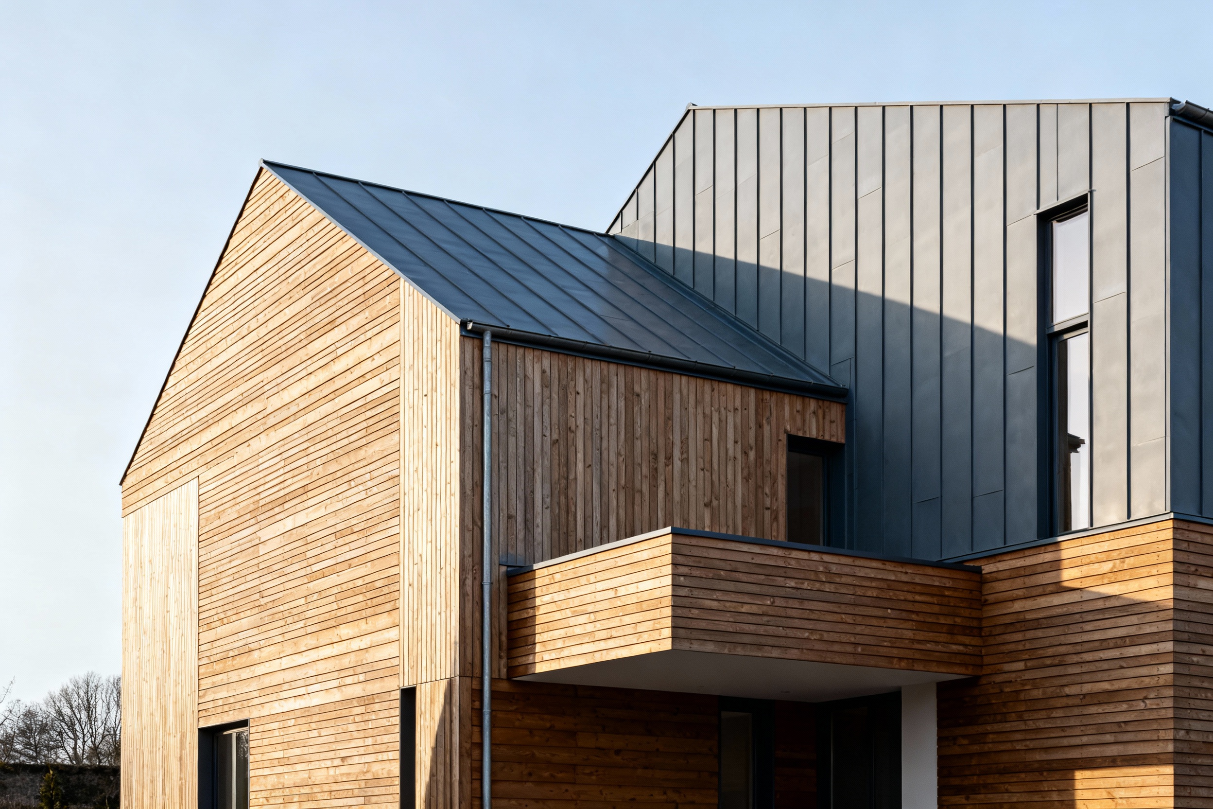 Vue principale de la villa avec bardage mixte